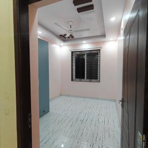 贾巴尔普尔Aditya guest house的一间拥有白色墙壁和天花板的客房