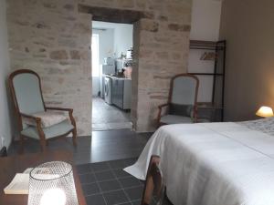 En eller flere senge i et værelse på STAYHOME BZH - Cœur du Finistère