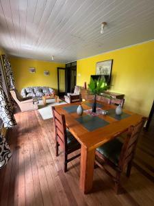 una sala de estar con una mesa y un sofá en Casa en Panguipulli, en El Cerrillo