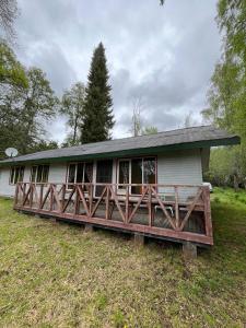 una casa con una gran terraza de madera frente a ella en Casa en Panguipulli, en El Cerrillo
