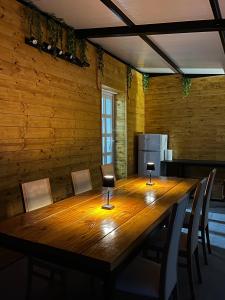 een grote houten tafel in een kamer met stoelen bij Vučja Aura Gorski Kotar in Vrbovsko