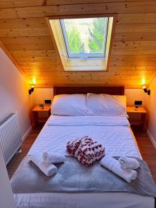 een slaapkamer met een groot bed met handdoeken erop bij Vučja Aura Gorski Kotar in Vrbovsko +50 foto's