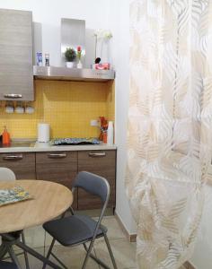 a kitchen with a table and chairs in a kitchen at Sicilia Bedda Casa Vacanze in Lascari