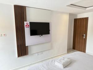 MamaMsquare Comfort Hotel的卧室配有壁挂式平面电视。 更多9张照片