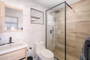 une salle de bains avec douche, toilettes et lavabo dans l'établissement SunJoy Gateway Lux 2 bedroom House by PH, à Carolina 19 autres photos