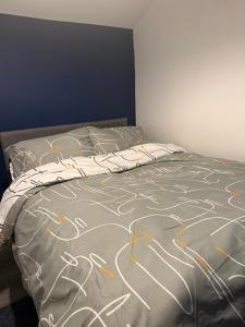 Ένα ή περισσότερα κρεβάτια σε δωμάτιο στο City Apartment +5 φωτογραφίες