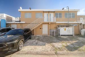 une voiture noire garée devant une maison dans l'établissement SunJoy Gateway Lux 2 bedroom House by PH, à Carolina