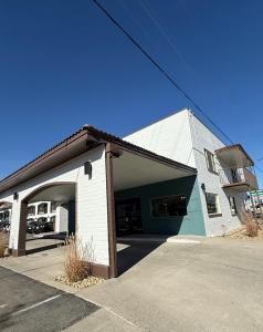 een gebouw met een parkeerplaats ervoor bij Rodeway Inn - SFI Winnemucca in Winnemucca