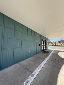 een gebouw met een blauwe muur en een deur bij Rodeway Inn - SFI Winnemucca in Winnemucca