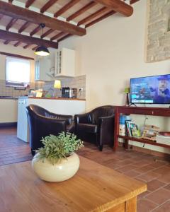 a living room with leather chairs and a table at Casa Ripa North in Cupramontana