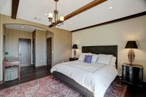 een slaapkamer met een groot bed en een kroonluchter bij Ocean View Villa in Santa Barbara