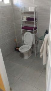 Koupelna v ubytování Small functional and impeccable loft facing the sea