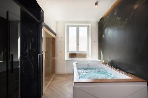 een badkamer met een bad en een raam bij VillaNoa Luxury Stay in Cagliari +22 foto's
