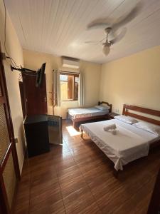 Ένα ή περισσότερα κρεβάτια σε δωμάτιο στο Suítes Florais - Itaguá