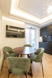 een eetkamer met een tafel en stoelen bij VillaNoa Luxury Stay in Cagliari