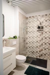 Koupelna v ubytování Beautiful new studios super location + 21 fotografií