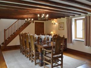 Un comedor con mesa y sillas de madera. en Stockham Lodge, en Colyton
