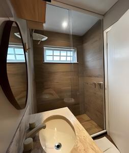 une salle de bain avec toilettes et douche dans l'établissement Flat Ruanda para casal em meio à natureza!, à Nova Friburgo 16 autres photos