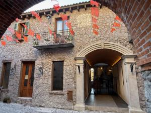 an entrance to a building with an archway at Cipresso en ValQuirico in Santeagueda