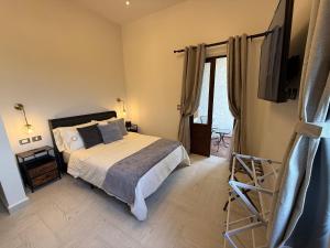 a bedroom with a bed and a large window at Cipresso en ValQuirico in Santeagueda