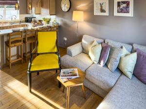 Posezení v ubytování The Helmsley Retreat