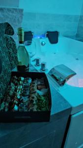 una bottiglia di vino seduta sopra un tavolo di Volcano Home a Catania