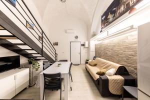 un soggiorno con un divano e un tavolo di Volcano Home a Catania