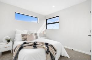 Ένα ή περισσότερα κρεβάτια σε δωμάτιο στο Modern Heritage 2BR Home