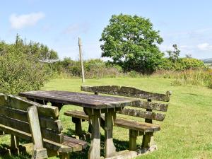 Saint EndellionにあるRound House - Uk12083の野原にある木製のピクニックテーブルと2つのベンチ +2枚の写真