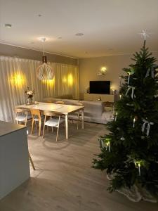 Μια τηλεόραση ή/και κέντρο ψυχαγωγίας στο Finnish design villa with outdoor jacuzzi