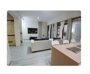 TV a/nebo společenská místnost v ubytování Kuntum Inn