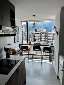 - une cuisine avec vue sur la ville dans l'établissement Departamento la Carolina - Centro financiero y comercial Quito, à Quito