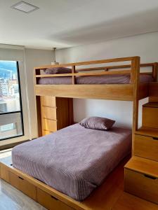 une chambre avec deux lits superposés et une fenêtre dans l'établissement Departamento la Carolina - Centro financiero y comercial Quito, à Quito