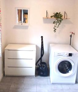 a washing machine sitting in a room with a counter at Ferienwohnung Alte Scheune in Westerburg