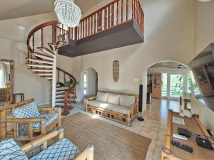 TV a/nebo společenská místnost v ubytování Villa Saliña