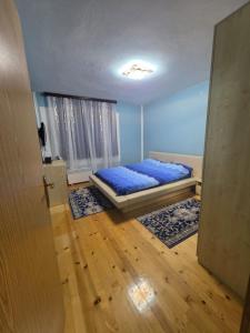 Ένα ή περισσότερα κρεβάτια σε δωμάτιο στο Vila Emani