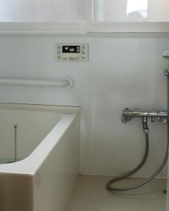 La salle de bains est pourvue d'un tuyau raccordé à un lavabo. dans l'établissement Oyado Sakura - Vacation STAY 88440v, à Matsumoto 14 autres photos