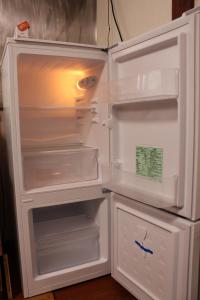 un réfrigérateur ouvert avec sa porte ouverte et sa recherche artistique dans l'établissement Oyado Sakura - Vacation STAY 88440v, à Matsumoto