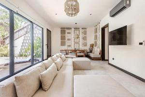 Posezení v ubytování Enchanting 4BR VillaΔ Pool& RooftopΔPrime location