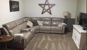 Posezení v ubytování Peaceful West Omaha Stay