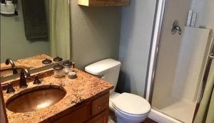 Koupelna v ubytování Peaceful West Omaha Stay + 5 fotografií