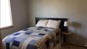 Postel nebo postele na pokoji v ubytování Peaceful West Omaha Stay