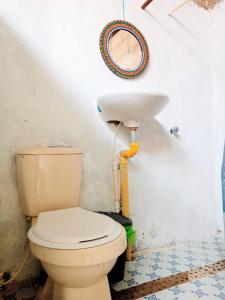 a bathroom with a toilet and a sink at Hostal el Profe in Capurganá