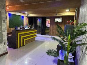 Televiisor ja/või meelelahutuskeskus majutusasutuses Hotel O Shiv Kunj