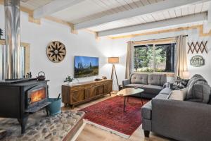 a living room with a couch and a fireplace at The Green House- 8 mins to Mt Rainier National Park in Ashford
