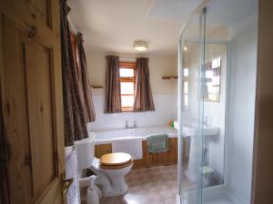 Sea PallingにあるMeadow Viewの浴槽、トイレ、洗面台を備えたバスルーム