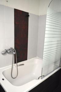 Koupelna v ubytování Ευρύχωρο διαμέρισμα στο κέντρο της πόλης