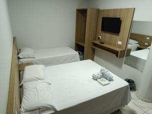 Giường trong phòng chung tại Hotel Rio Paraná