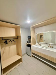 een badkamer met een groot bad en een wastafel bij Rodeway Inn - SFI Winnemucca in Winnemucca