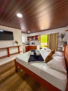 ein großes Bett in einem Zimmer mit Küche in der Unterkunft Refugio Las Cortezas in Tapantí + 32 Fotos